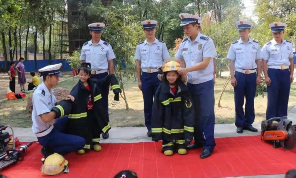 消防主題公園內(nèi)小朋友穿戴消防裝備