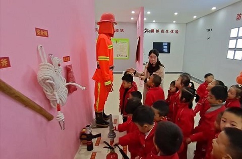 學(xué)生走進(jìn)校園消防體驗(yàn)館，開展“消防零距離”安全體驗(yàn)活動